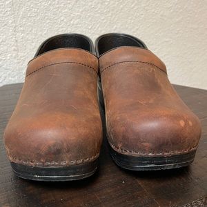 Dansko 41 Brown Suede Professional Clog